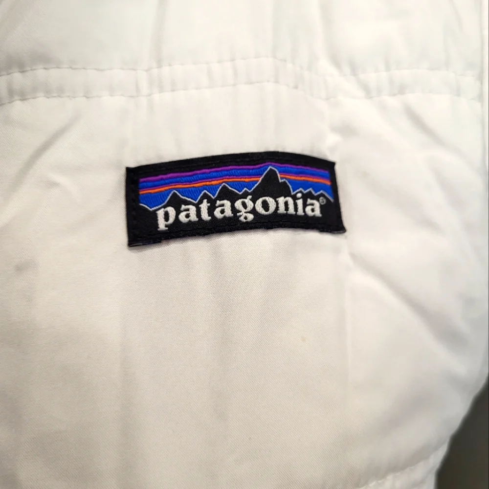 B15. Patagonia Women's Reversible White Hooded Vest - Size Small - Picture 3 of 11